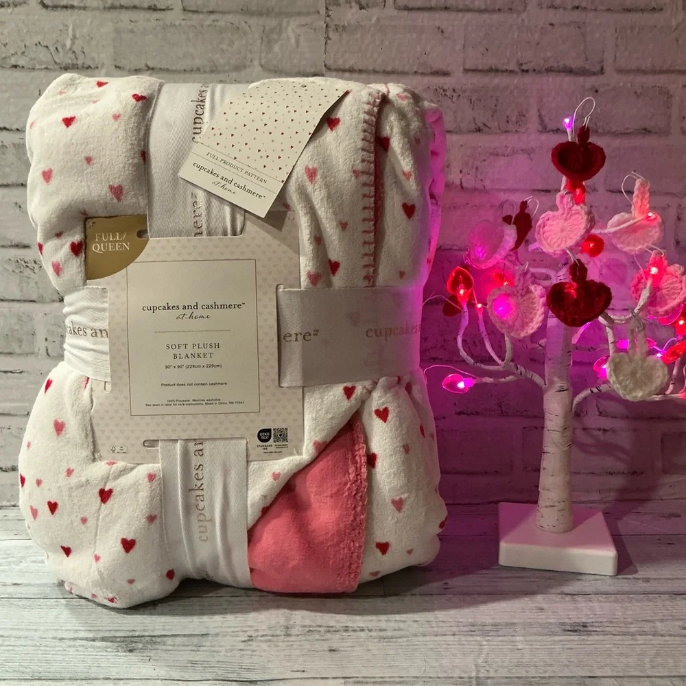 CUPCAKES & CASHMERE Full/Queen Size Reversible Fleece Hearts Valentine Blanket